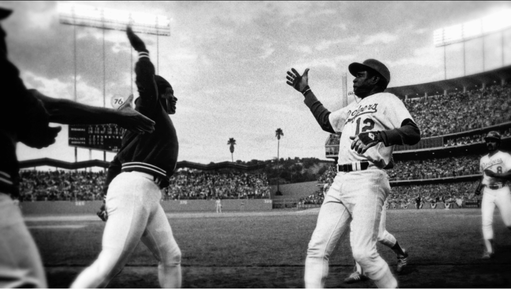 El primer choque de cinco de Dusty Baker y Glenn Burke del equipo de béisbol
Los Angeles Dodgers el 2 de octubre de 1977